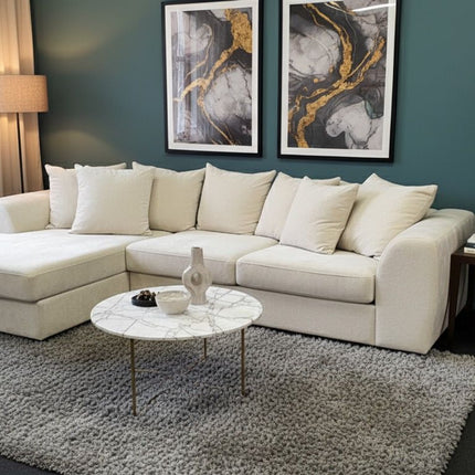 vaalea divaanisohva olohuoneeseen