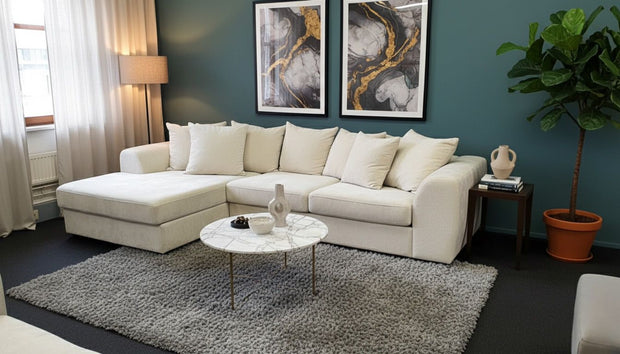 vaalea divaanisohva olohuoneeseen