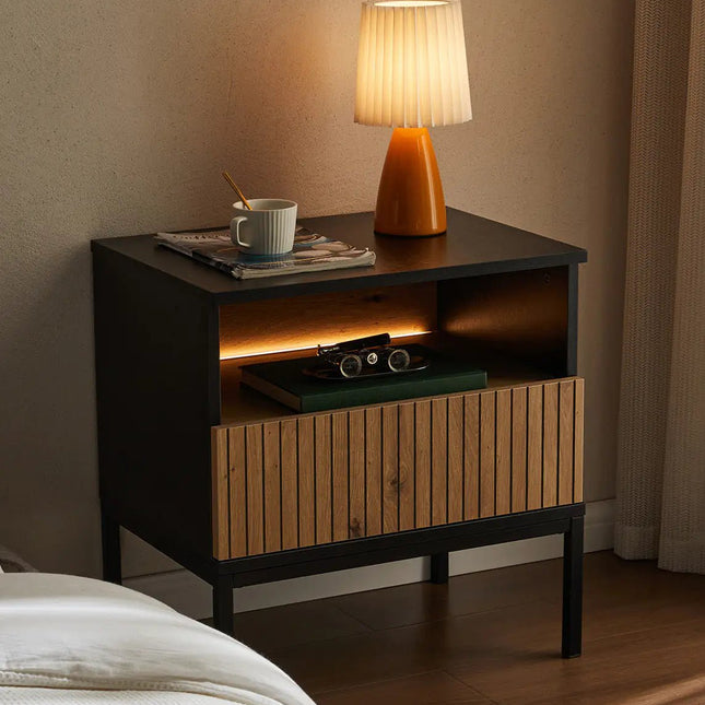 Linea Light Yöpöytä – integroidulla LED‑valolla - KalusteDuo_Huonekaluliike_yöpöytä