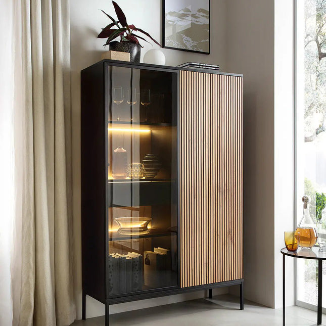 Mona – vitriini LED‑valaistuksella luonnonväri tammi/musta - KalusteDuo_Huonekaluliike_Vitriini